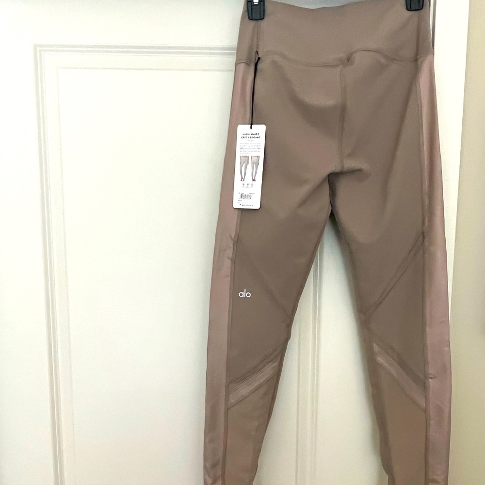 NWT Alo yoga high waisted legging in “stone” size L